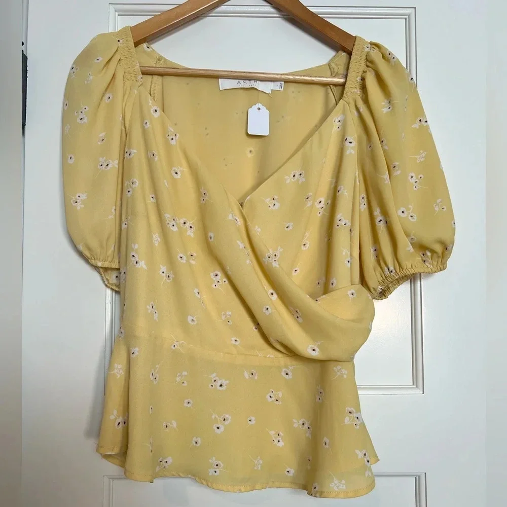 ASTR the Label Yellow Floral Puff Sleeve Blouse Faux Wrap (L)